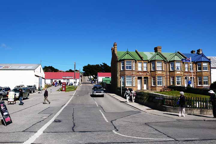 Stanley, a capital das Ilhas Malvinas, combina charme britânico com um espírito resiliente. Com cerca de 2.000 habitantes, a cidade abriga edifícios coloridos, pubs acolhedores, igrejas históricas e museus que contam a trajetória do arquipélago.