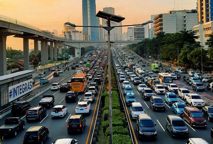 Levantamentos mostram que o tempo perdido no trânsito em Moscou chega a quase 60% do total por causa dos congestionamentos. E não adianta tentar escapar por vias secundárias. Dependendo do horário, elas também ficam até engarrafadas. 