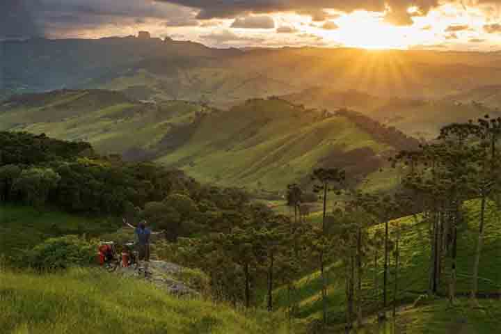 Não é obrigatória a presença de guias em ambas as subidas, mas sim a do equipamento de segurança (cadeirinha, fitas de segurança, mosquetões conectores e capacete) e o agendamento.