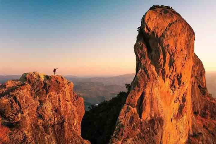 Cercada pelas montanhas da Serra da Mantiqueira, o local tem uma paisagem interiorana com ar bucólico e encantos naturais, tais quais cachoeiras, solo fértil e o clima. É também um famoso destino pelo turismo rural, ecoturismo sustentável e enoturismo. 