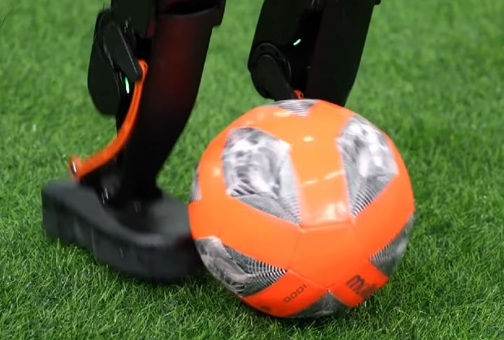Os robôs apresentaram dificuldades para executar ações básicas como chutar a bola, manter o equilíbrio e até ficar de pé.
