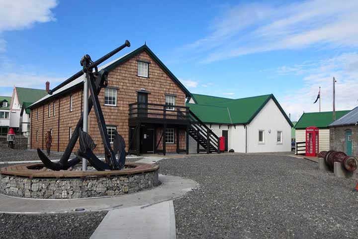 O museu também apresenta aspectos da cultura local, como o cotidiano dos moradores e a influência britânica. É um passeio educativo e envolvente para todas as idades.