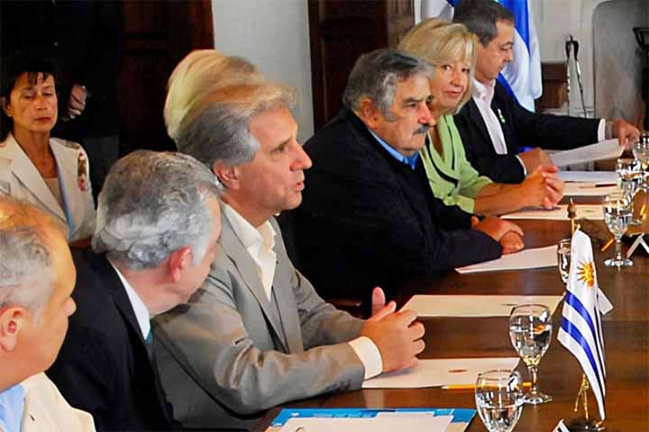 Anos depois da redemocratização no pequeno país sul-americano, Mujica foi um dos fundadores do MPP (Movimiento de Participación Popular). Em 1994, elegeu-se deputado por Montevidéu e, cinco anos mais tarde, conquistou cadeira no Senado pela primeira vez.