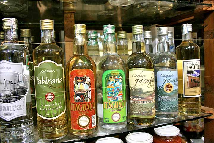 As bebidas também fazem parte do pacote: sucos, refrigerantes, energéticos e bebidas alcóolicas contam com nosso açúcar (a tradicional cachaça).