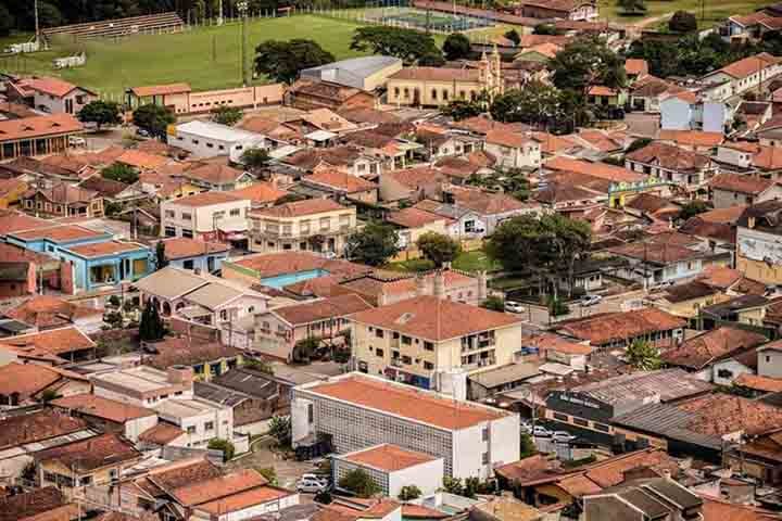 A história de São Bento do Sapucaí remonta aos primórdios do bandeirantismo, quando os paulistas de Taubaté exploravam a Serra da Mantiqueira em busca das regiões auríferas de Minas Gerais, seguindo o curso do Rio Sapucaí.