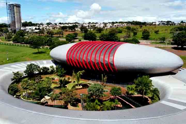 O edifício onde tudo isso está instalado é, por si só, uma obra de arte. Com assinatura do arquiteto Ruy Ohtake, falecido em 2021, o prédio foi concebido com linhas curvas que lembram o curso sinuoso dos rios pantaneiros.
