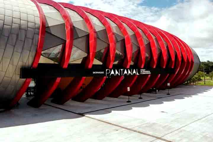 Além da beleza estética, a estrutura desafia a engenharia com painéis de acrílico espessos - chegando a 40 centímetros - e um sistema automatizado de suporte à vida, que mantém os ambientes aquáticos em perfeito equilíbrio.