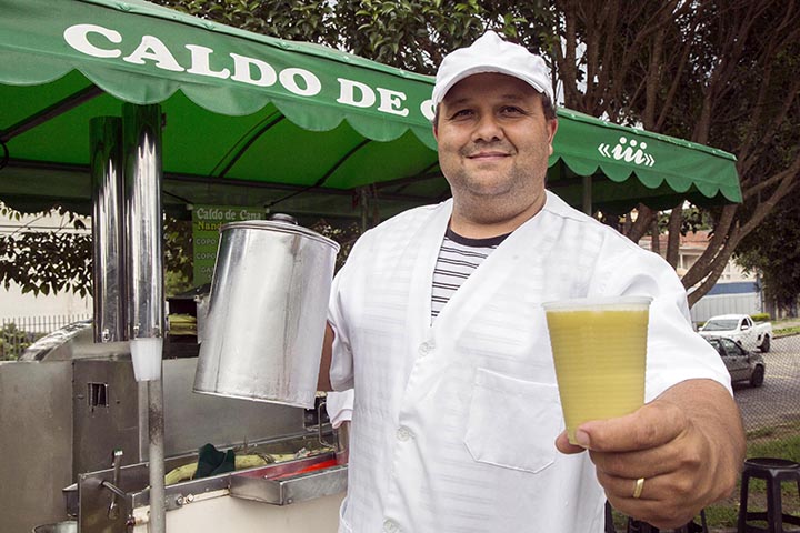 Além do açúcar, outros produtos derivados da cana incluem melaço, rapadura, rum, cachaça (bebida tradicional do Brasil), bagaço e etanol. Em algumas regiões, as pessoas usam palhetas de cana para fazer canetas, tapetes, telas e palha.
