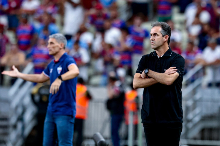 FORTALEZA, CEAR&Aacute;, BRASIL, 13-07-2025: Juan Carlos Vojvoda e L&eacute;o Cond&eacute; em Fortaleza x Cear&aacute; pelo Cl&aacute;ssico Rei na Serie A do Brasileir&atilde;o na Arena Castel&atilde;o. (Foto: Samuel Setubal/ O Povo)