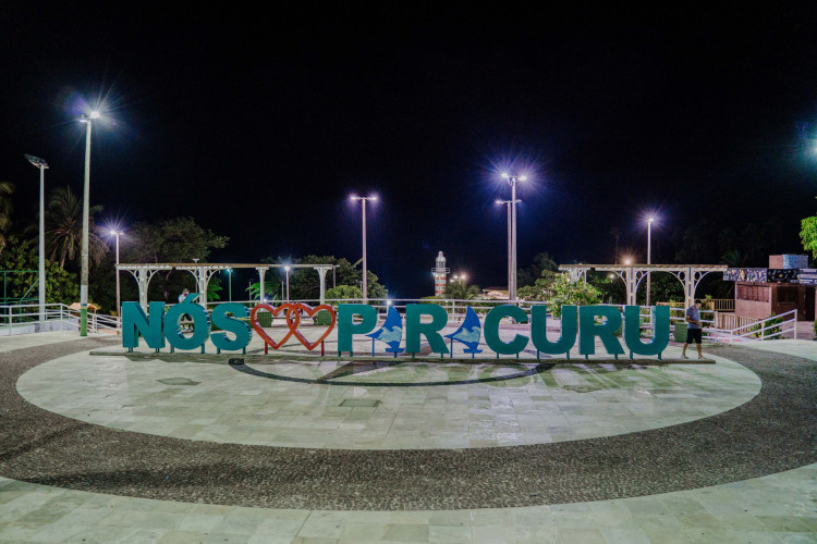 Letreiro "Paracuru", à noite.