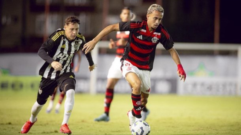 No intervalo do jogo contra o Atlético, jogador diz que estava tudo certo para deixar o Fla por R$ 22 milhões. Mas que, se ficar, quer ajudar
