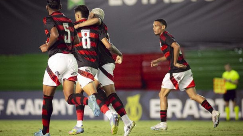Triunfo por 4 a 2, de virada, no Rio, faz o Fla avançar para o mata-mata. Mineiros, em penúltimo, estão quase relegados à Segundona