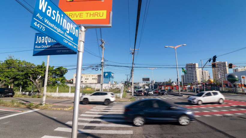 FORTALEZA, CEARÁ, BRASIL, 14-07-2025: Mudança no trânsito na Washington Soares (antes do Viaduto que vai para a Sabiaguaba depois da Oliveira Paiva). Foi aberta uma rua com semáforo e ciclofaixa e fechado um retorno. (Foto: Samuel Setubal/ O Povo)