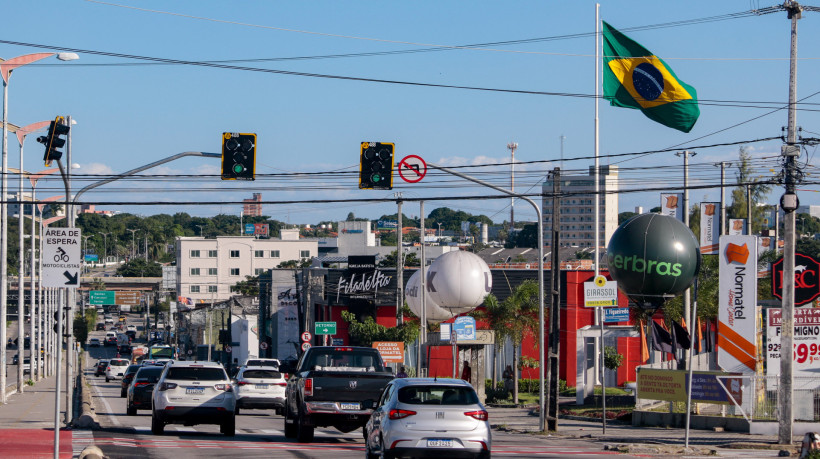 Tr&acirc;nsito na Washington Soares, antes do viaduto que vai para a Sabiaguaba depois da Oliveira Paiva
