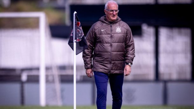 Técnico não contará com Ángel Romero e Memphis Depay, ambos suspensos pelo terceiro cartão amarelo para jogo fora de casa