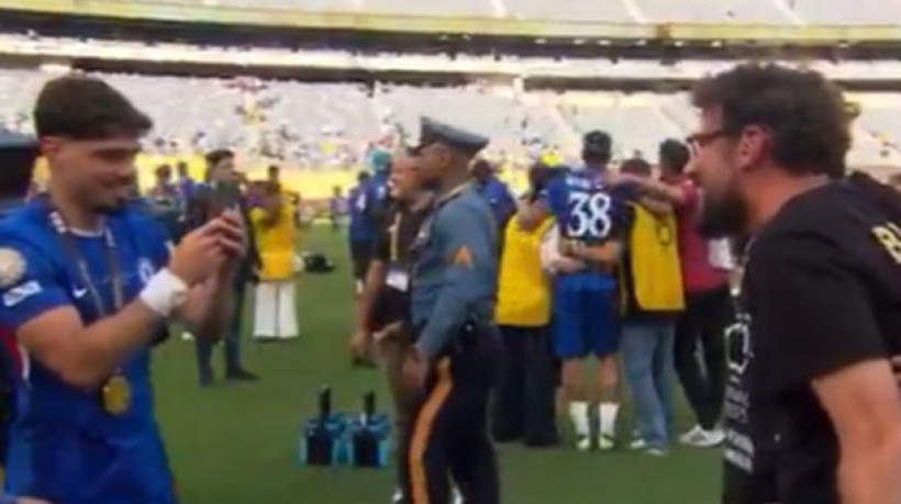 Namorada de atacante pediu para tirar foto com comentarista da Cazé TV durante celebração do título do Mundial de Clubes pelos Blues