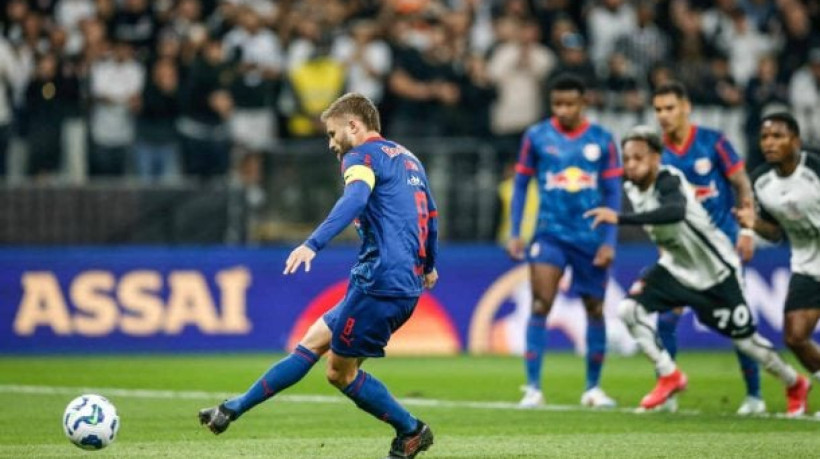 Membros da comissão do Timão contestaram muito o pênalti marcado para o Massa Bruta, ainda no primeiro tempo do embate