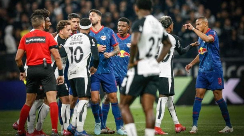 Timão reclama da arbitragem do árbitro Bruno Arleu de Araújo, que assinalou um pênalti polêmico para o Massa Bruta durante o embate