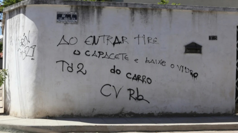 PICHAÇÃO: Ao entrar tire o capacete e baixe o vidro, da facção Comando Vermelho, no bairro Conjunto Ceará