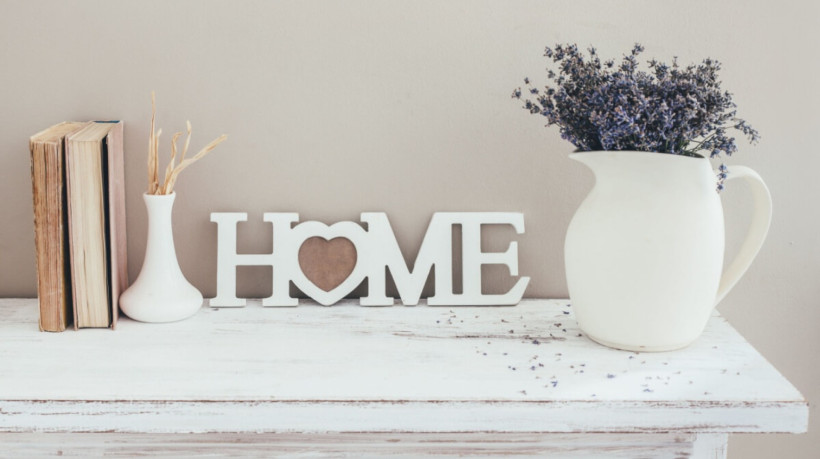 As placas com frases ou palavras têm sido elementos muito presentes na decoração dos ambientes nos últimos anos (Imagem: Alena Ozerova | Shutterstock)