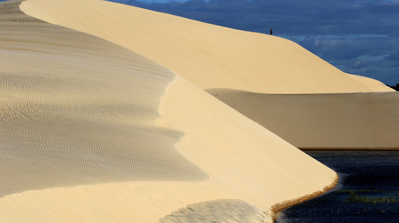 os ventos fortes podem causar deslocamentos de dunas de areia e impactar construções próximas à orla do Nordeste brasileiro