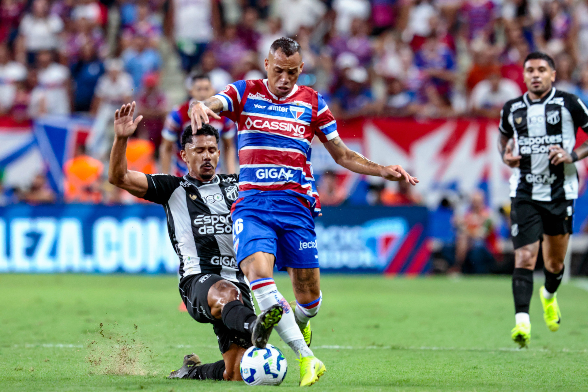 Fernando Sobral e Breno Lopes durante Fortaleza x Ceará, Clássico-Rei do primeiro turno da Serie A do Brasileirão na Arena Castelão (Foto: Samuel Setubal)
