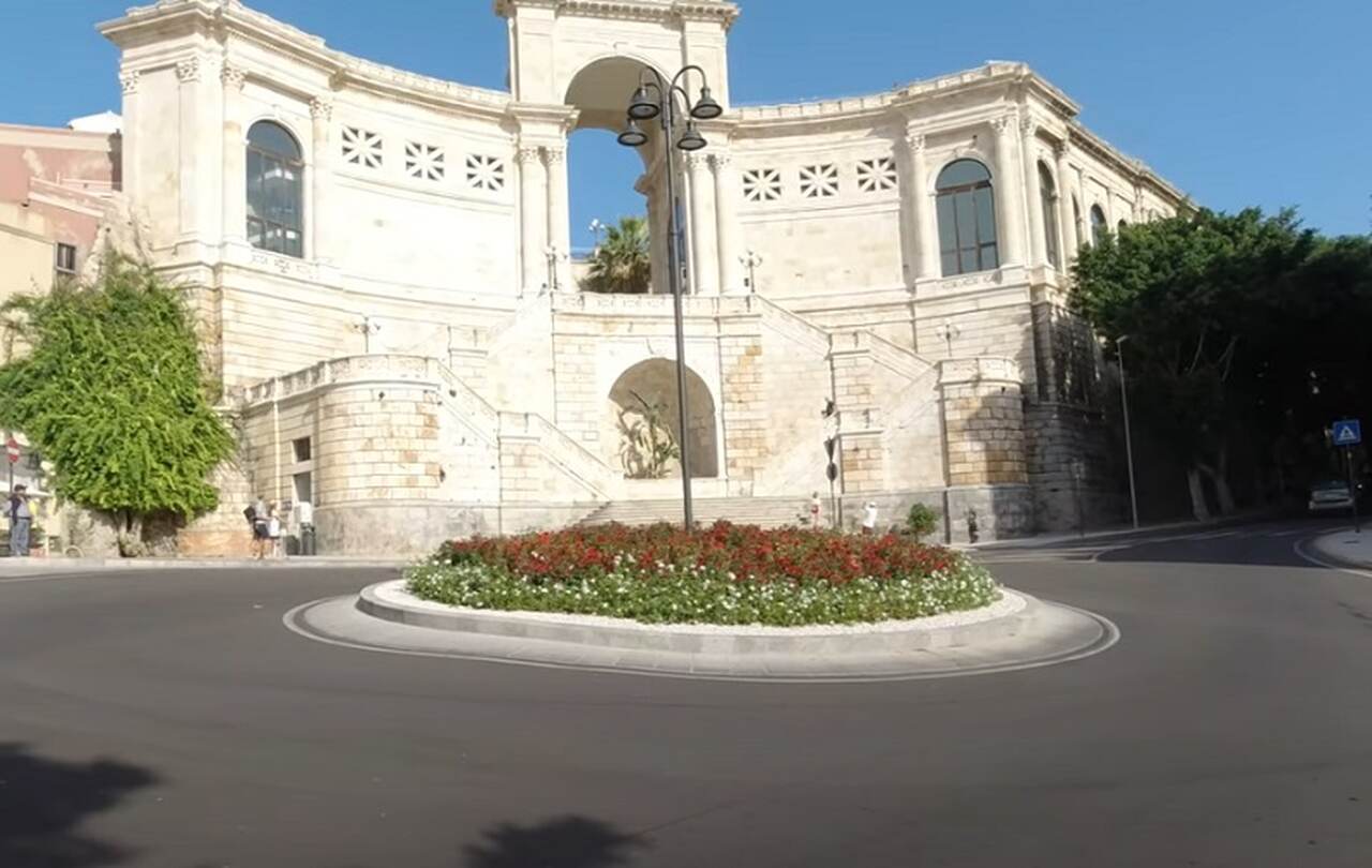 A cidade abriga monumentos antigos, como o anfiteatro romano do século II, esculpido na rocha, e o Bastione San Remy, de onde se tem uma vista panorâmica impressionante da cidade e do mar.