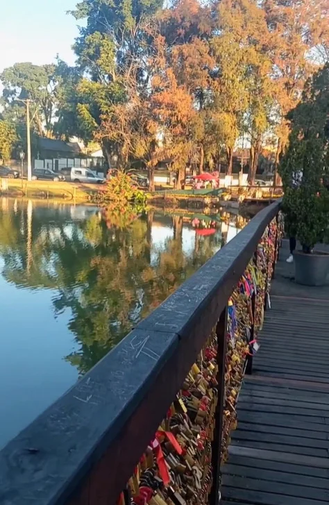 E, inspirada na tradição parisiense, Holambra tem cadeados no Deck do Amor. Segundo a lenda, os casais ficarão juntos para sempre, isso se escreverem seus nomes no cadeado, o prenderem na mureta do deck e jogarem a chave no lago.