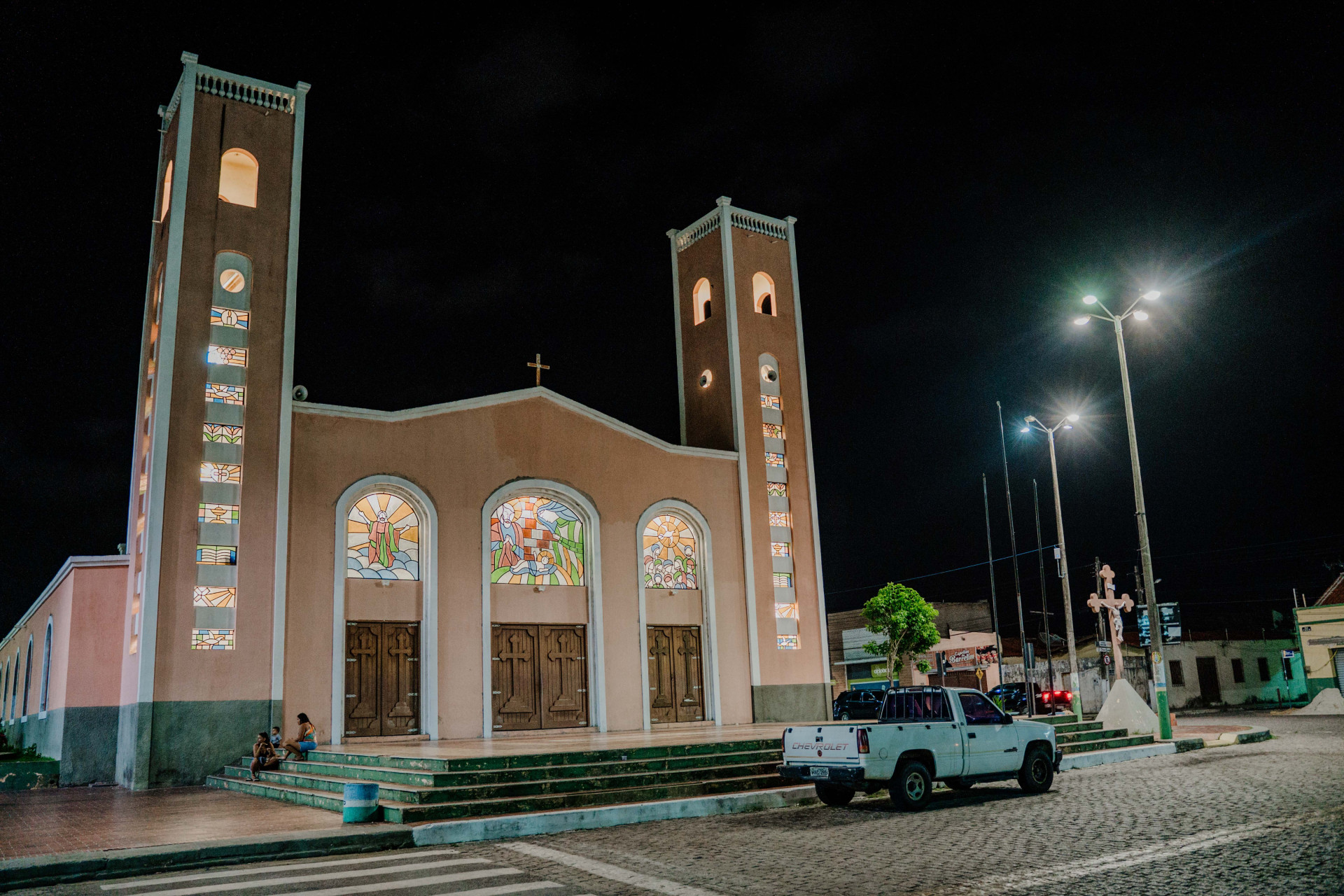 Igreja Matriz de Paracuru, à noite, transmite tranquilidade típica interiorana.