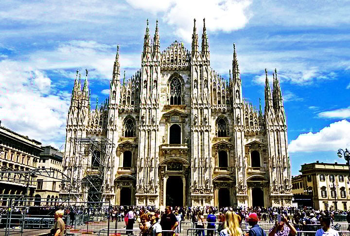 Na Itália, roupas informais podem ser vistas como desrespeito em certos locais. Igrejas e restaurantes esperam mais formalidade.