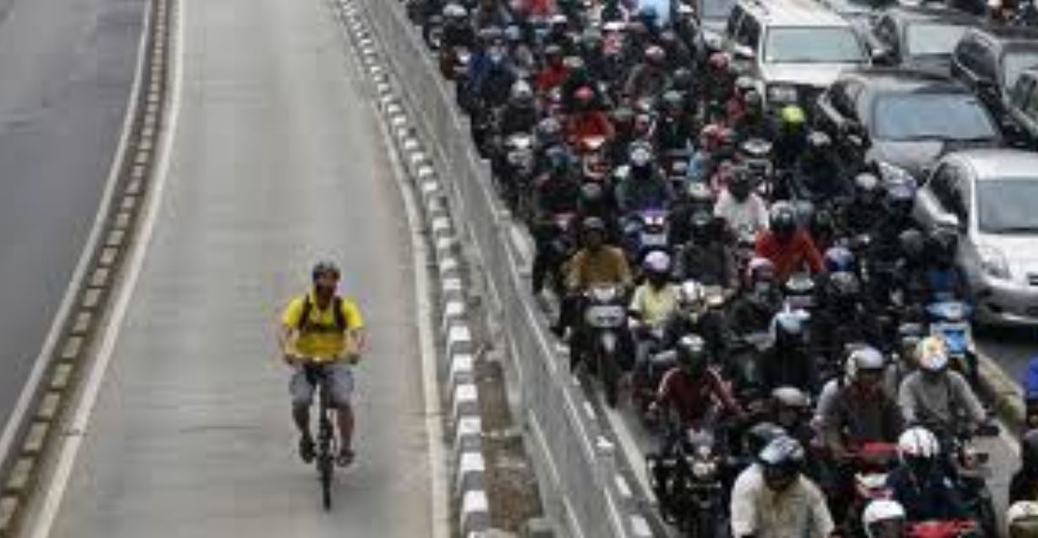 A melhor opção de transporte em Jacarta é a bicicleta, à margem do emaranhado de motos e carros. O trânsito é tão ruim que,  nos horários de pico, é proibido passar com carro que tenha menos de 3 pessoas. Um incentivo à carona. 