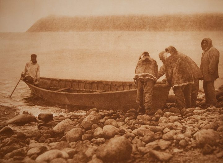 Antes, elas haviam sido descobertas pela primeira vez em 1648, pelo explorador russo Semyon Dzhnev.