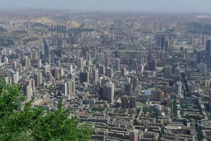 Sua capital é Lanzhou, uma cidade industrial com mais de 4 milhões de habitantes.