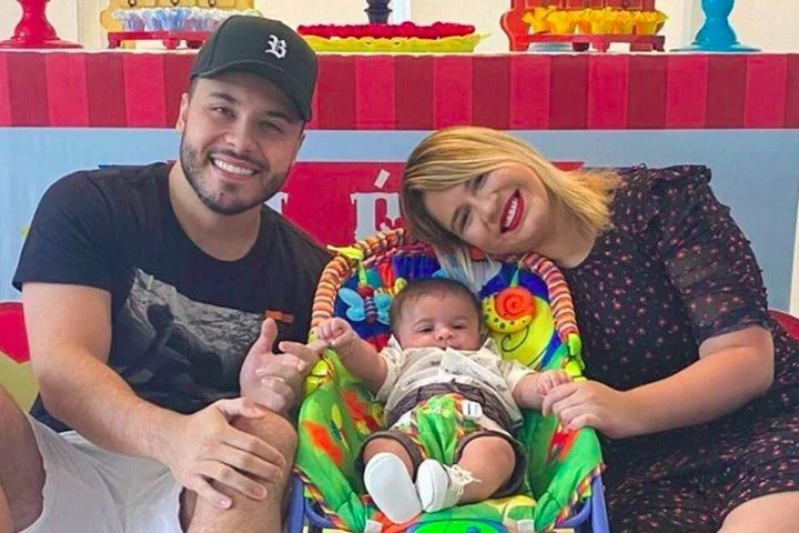 Eles ficaram juntos até julho de 2020, mas continuaram a viver de forma harmoniosa, dividindo os cuidados com o menino. 