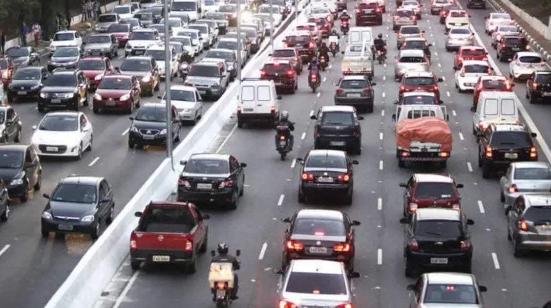 Moscou (Rússia) - É a capital e a maior cidade russa.  Tem 17 milhões de habitantes numa área de 5 mil km². Densidade demográfica de 3.400 habitantes por km². 