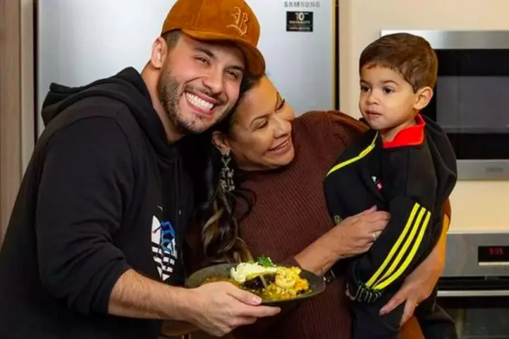 Léo foi diagnosticado com diabetes tipo 1 cerca de três meses após a morte de Marília. Ele precisa usar um sensor importado dos Estados Unidos para monitorar os níveis de glicose