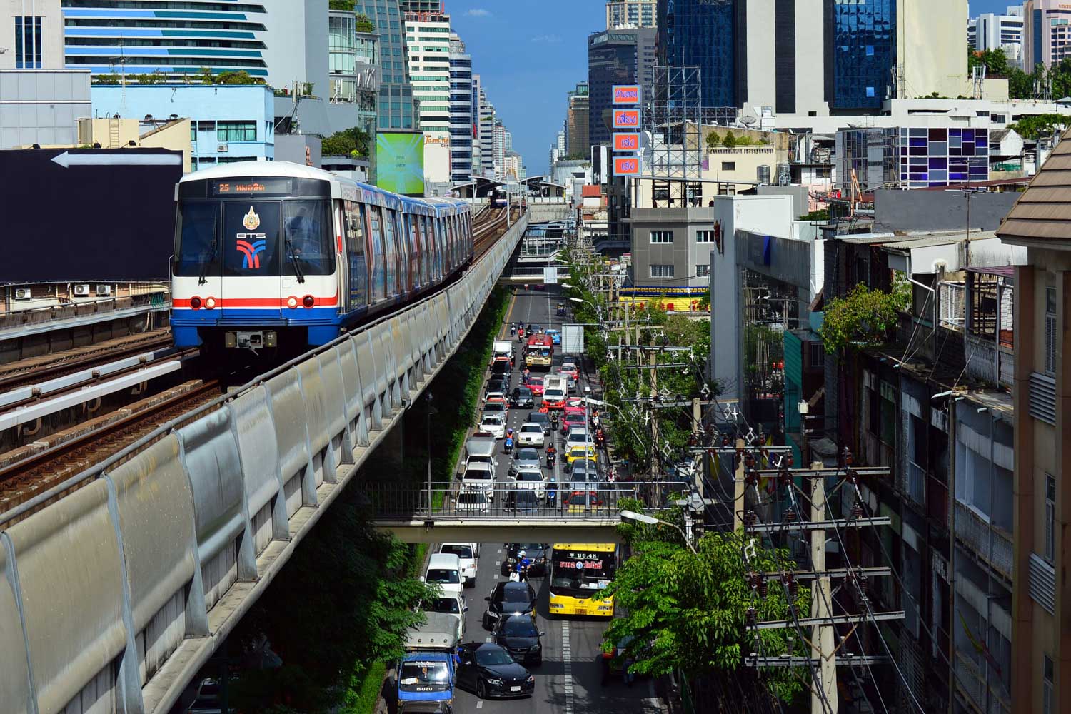 O rápido crescimento da cidade, associado a pouco planejamento urbano, resultou em infraestrutura precária de transportes. O metrô, inaugurado tem 2004, tem apenas duas linhas. E passa longe de resolver o problema. 