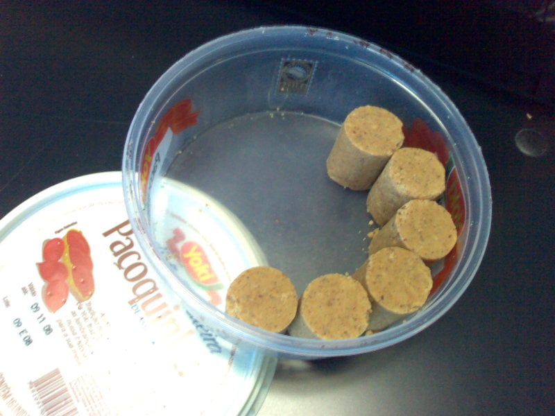 Paçoca - Leva amendoim, açúcar e sal, geralmente em formato de cilindros. Tradição nas festas juninas do Brasil. Aproximadamente 110 calorias por unidade.