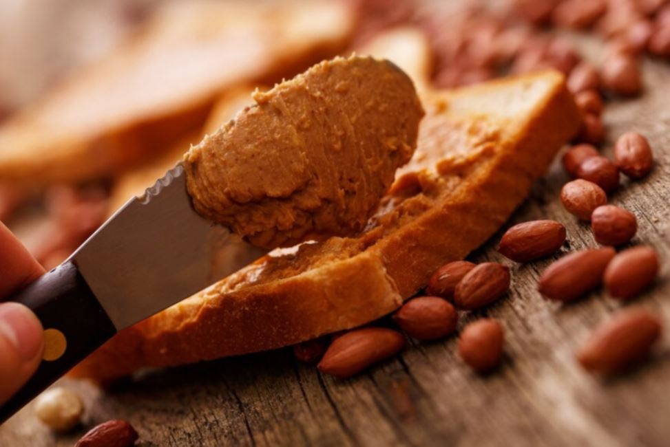 Pasta de Amendoim - Creme à base deste alimento, geralmente sem adição de açúcar. Popular entre quem frequenta academias, é bastante consumido nos EUA. Cerca de 180 calorias a cada 2 colheres de sopa. Fonte de proteínas e fibras, a pasta pode ser usada em diversas receitas.