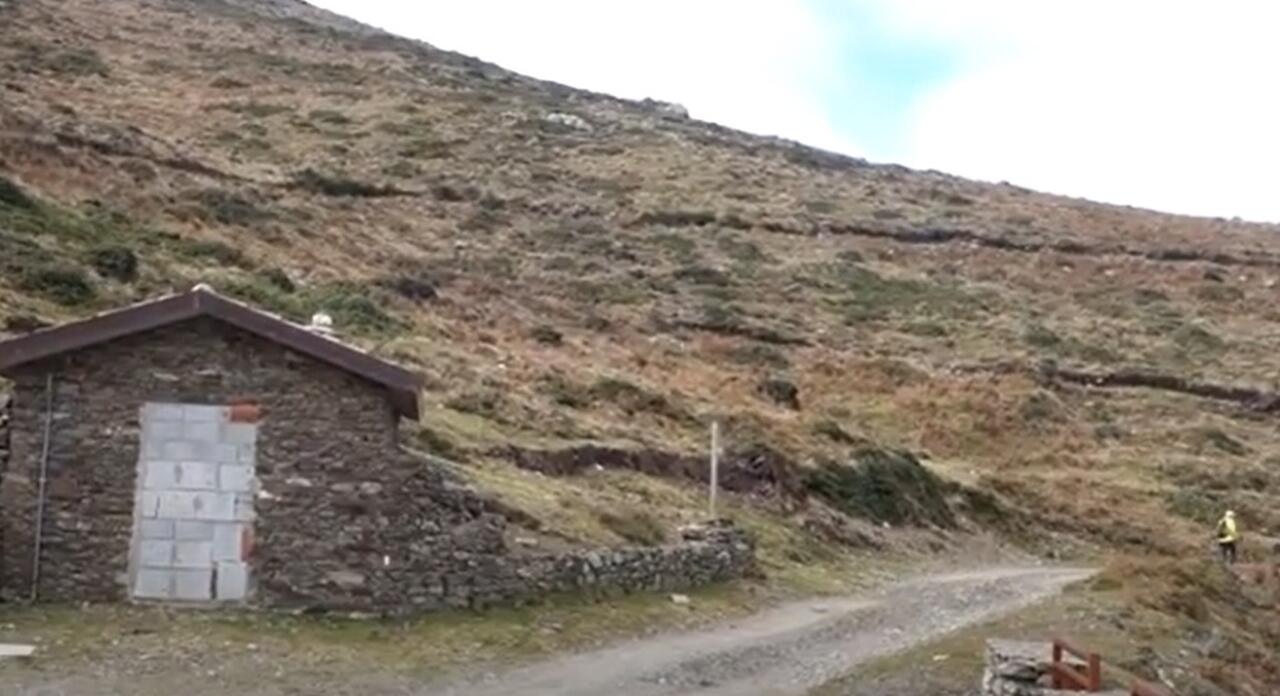 A região é perfeita para quem gosta de caminhadas e aventuras ao ar livre, com trilhas que levam os visitantes a picos altos, onde é possível admirar uma vista panorâmica das montanhas e vales que formam o interior da ilha.