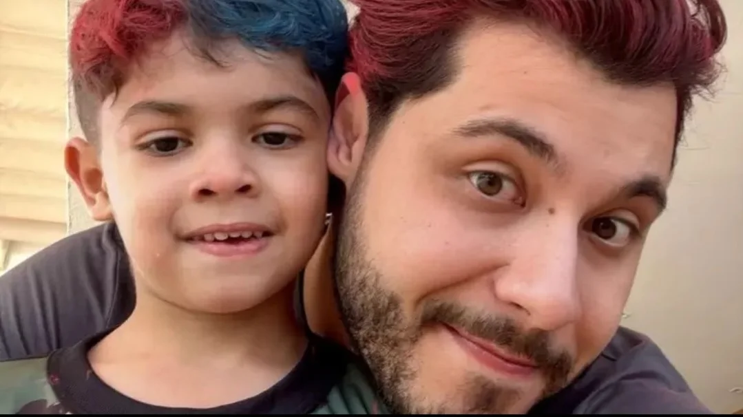 Na decisão judicial de junho de 2025 que dá a guarda a Huff, o juiz diz que o pai não pode ser uma figura secundária ou eventual na formação do filho. Mas Ruth vinha causando uma 'alienação parental', prejudicando a relação de Huff  com o filho.