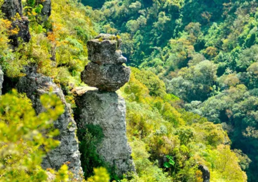 O acesso ao mirante principal é feito por trilhas moderadas (cerca de 3 km ida e volta), que proporcionam vistas espetaculares do desfiladeiro e, em dias claros, permitem avistar o litoral catarinense  .