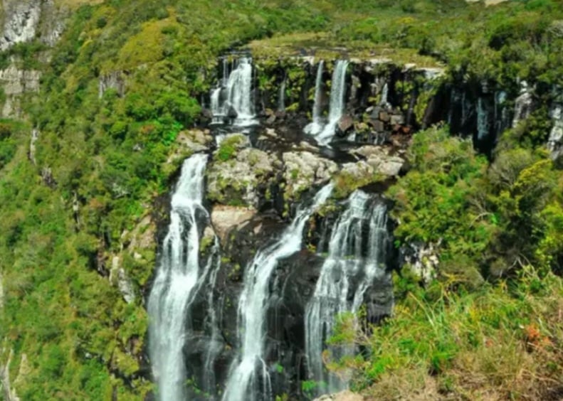 Além das trilhas, a região oferece passeios 4×4, cachoeiras como a do Tigre Preto e do Circuito das Águas, especialmente belas no inverno, e uma infraestrutura turística que valoriza a contemplação e o ecoturismo  .
