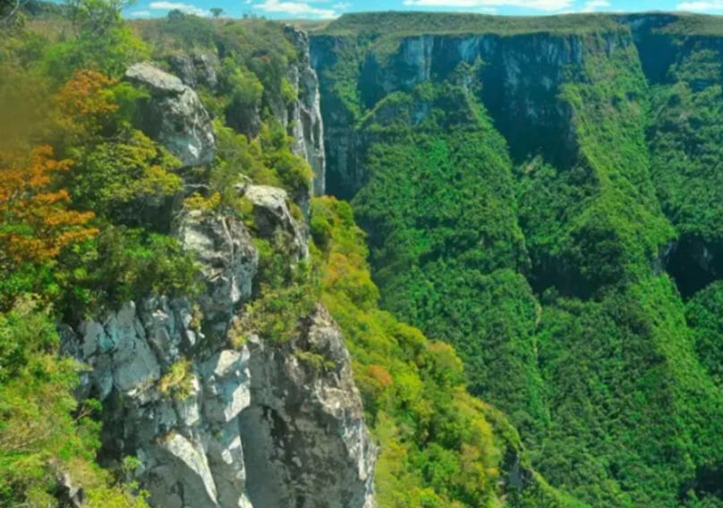 Bombeiros localizaram uma criança de 11 anos que caiu do mirante do cânion Fortaleza, em Cambará do Sul, divisa entre o Rio Grande do Sul e Santa Catarina. Eles usaram drone com câmera térmica para achar a menina. O FLIPAR mostrou e republica para quem não viu. 