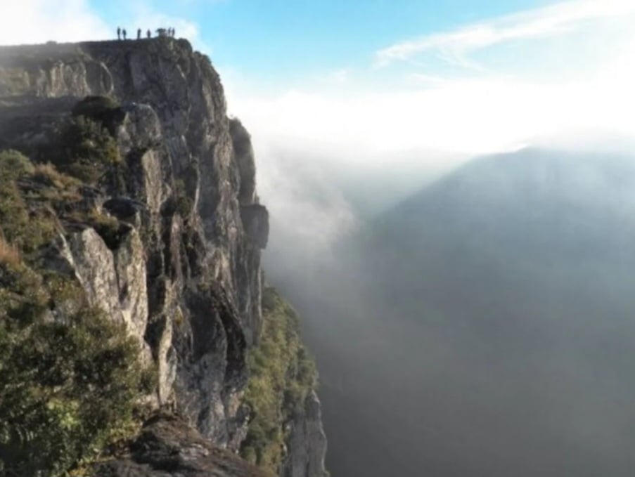 As más condições do tempo dificultaram o trabalho da equipe. Um heliponto foi montado na central administrativa do parque e a polícia civil enviou helicóptero.
