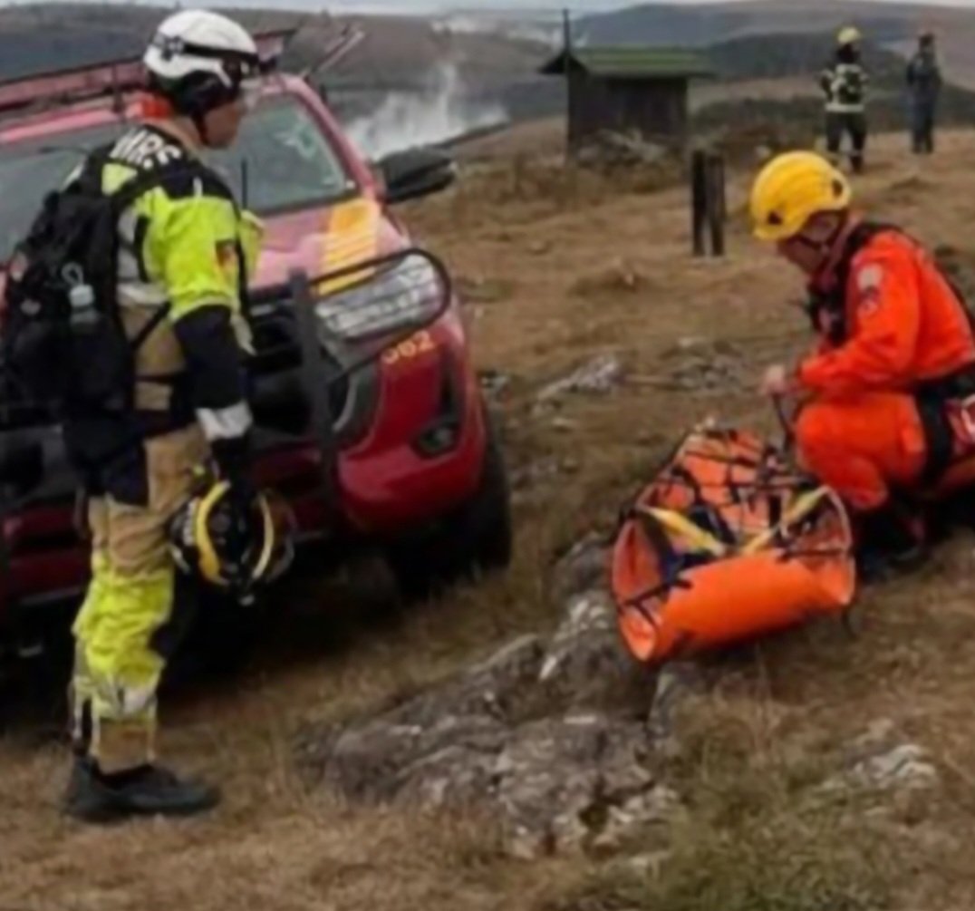 Foi na quinta-feira (10/7). O local foi isolado e 12 bombeiros participam da operação de resgate por rapel.  