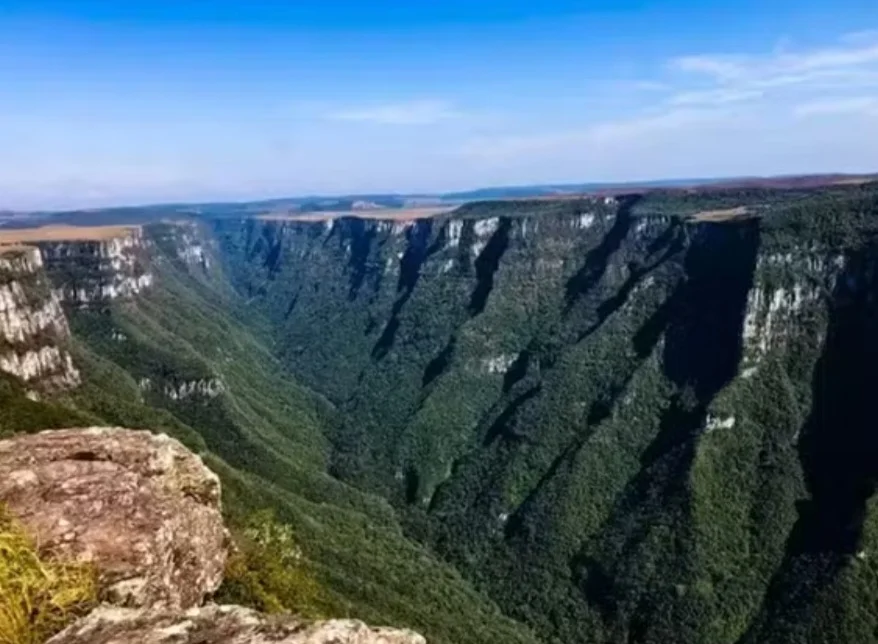 O Cânion Fortaleza, no Parque Nacional da Serra Geral, está a 23 km de Cambará do Sul (RS), com impressionantes 7,5 km de extensão e paredões de até 900–1 000 m de altura, formando uma verdadeira fortaleza natural 