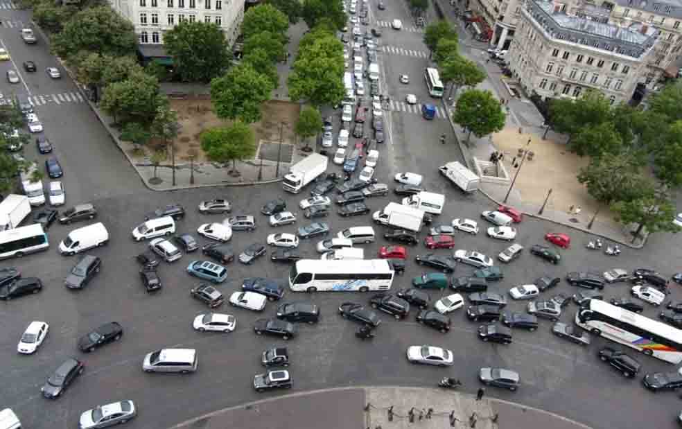 Lima tem metrô, trem e ônibus, mas a rede é insuficiente. E os motoristas informais proliferam na cidade. Além do tráfego pesado, há muito desrespeito às normas básicas. Até avanços de sinal são frequentes. Os entroncamentos são infernais. 