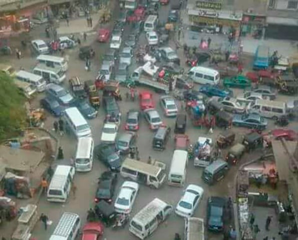 A foto já mostra como é o trânsito no Cairo. Veículos virados para todos os lados, num emaranhado em que uns passam diante de outros e muitos desrespeitam as regras. Loucura total. 