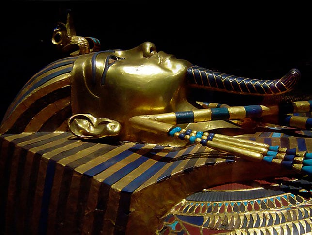 O trabalho exigiu a retirada temporária da múmia e Agnew lembrou da maldição: Foi aterrorizante. Doze homens carregando a múmia rampa acima. Eu disse: se alguém escorregar, a múmia irá deslizar e matar alguém, brincou.